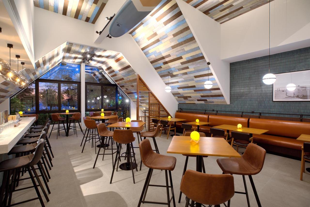 Outrigger Surin Beach Resort - Sha Extra Plus Zewnętrze zdjęcie Interior of a Shake Shack restaurant