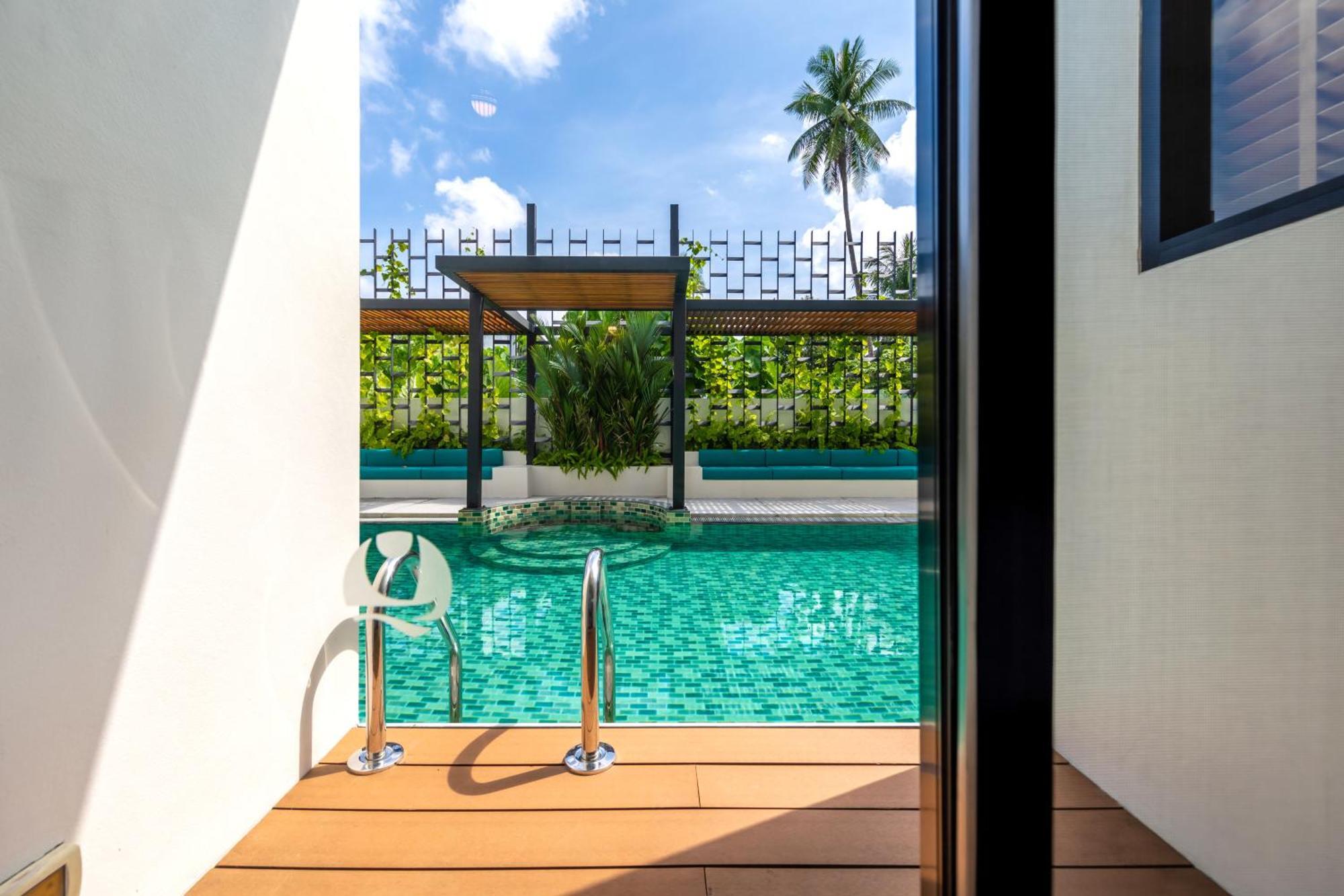Outrigger Surin Beach Resort - Sha Extra Plus Pokój zdjęcie The swimming pool at the hotel