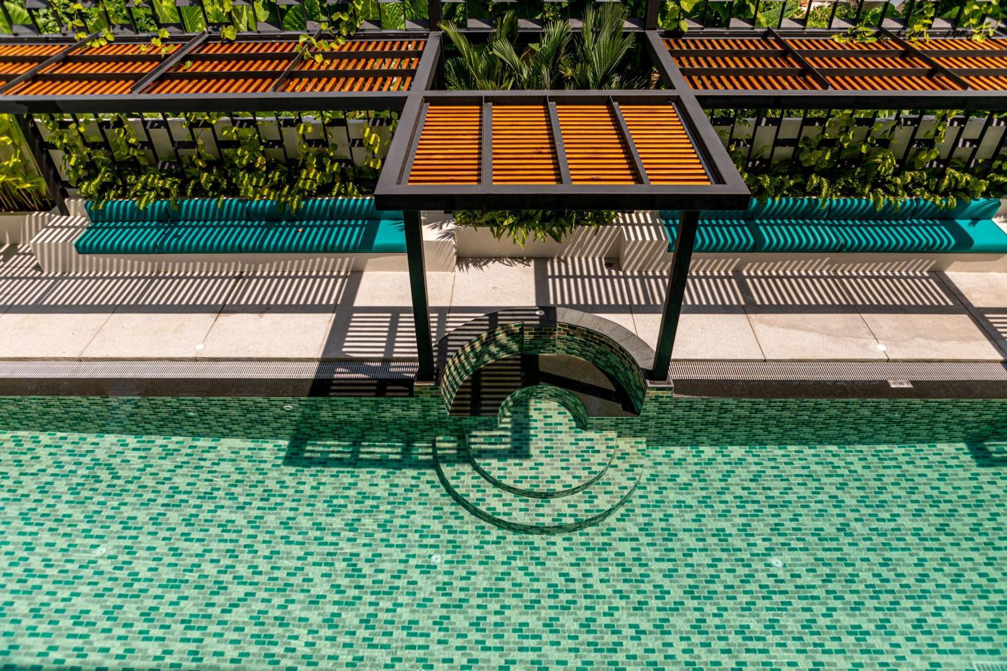 Outrigger Surin Beach Resort - Sha Extra Plus Pokój zdjęcie The swimming pool at the hotel